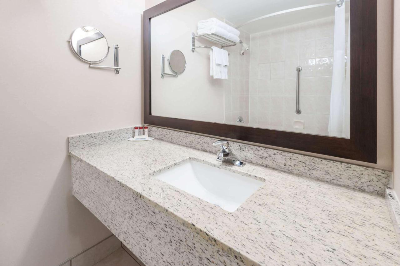 Ramada By Wyndham Edmonton South Otel Dış mekan fotoğraf