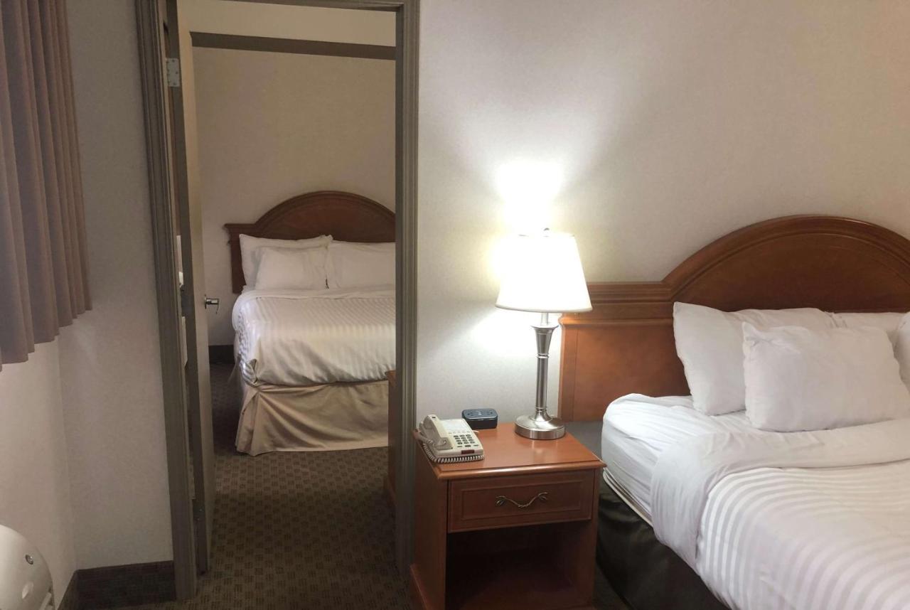 Ramada By Wyndham Edmonton South Otel Dış mekan fotoğraf