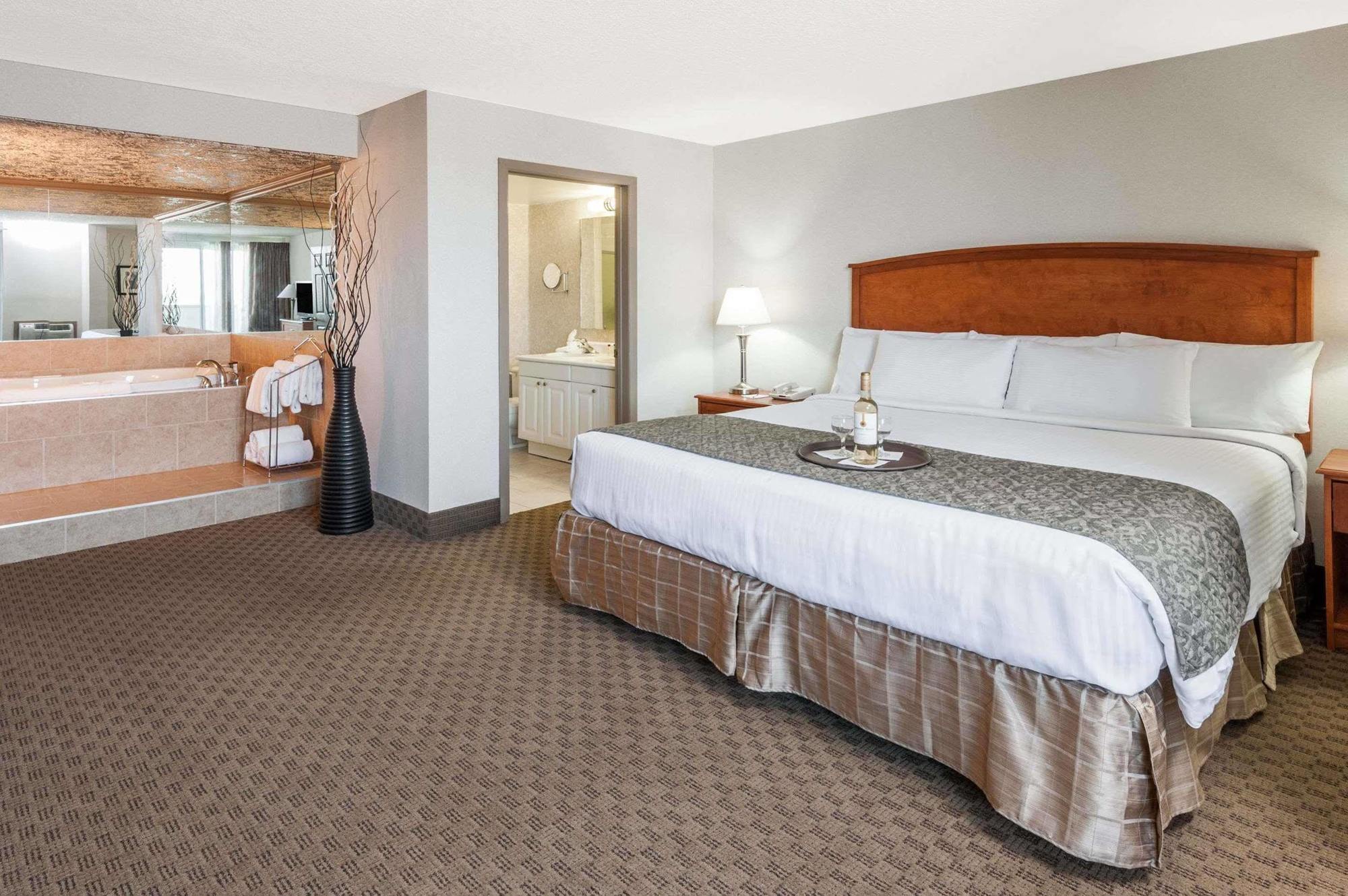 Ramada By Wyndham Edmonton South Otel Dış mekan fotoğraf
