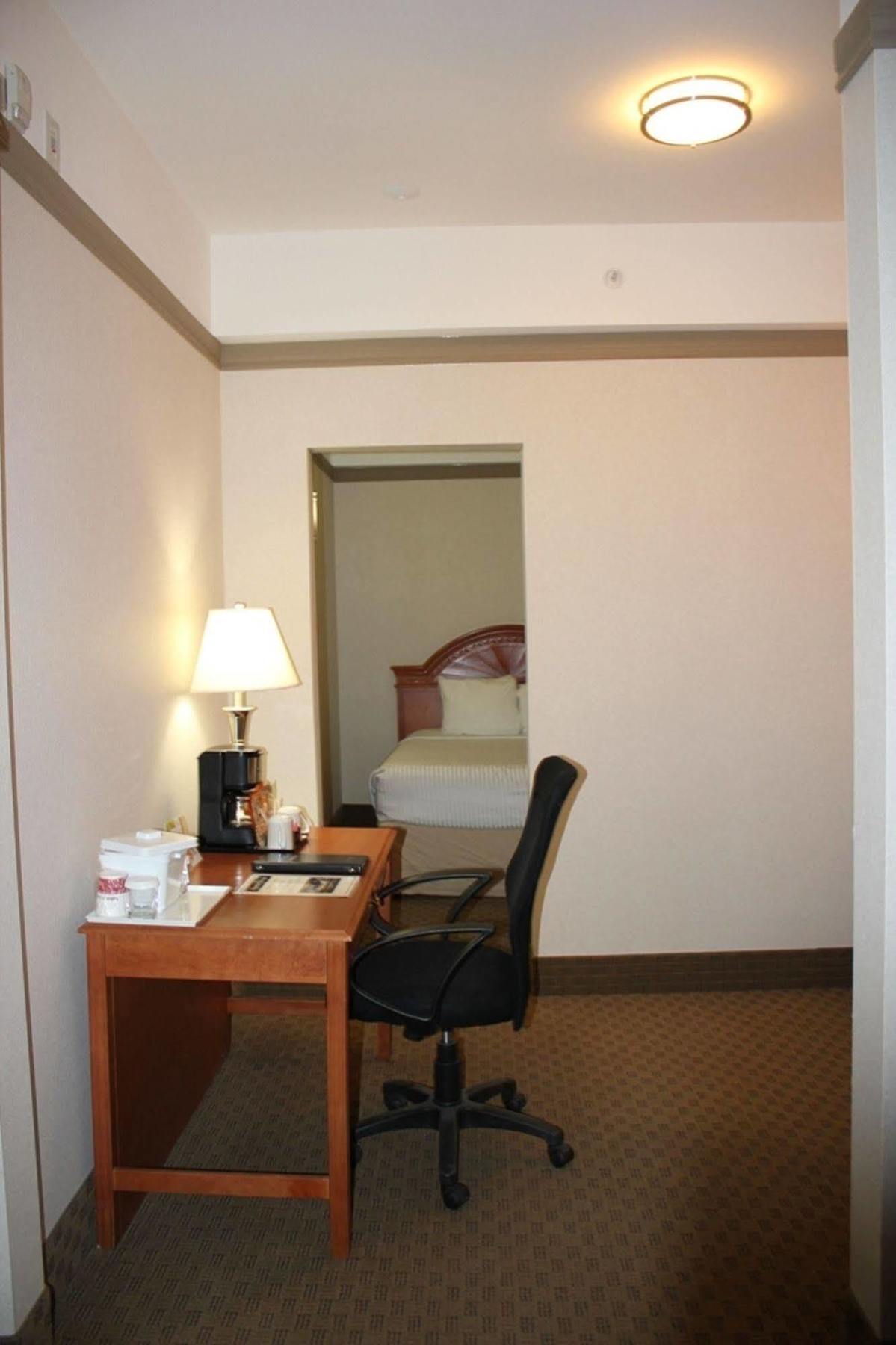 Ramada By Wyndham Edmonton South Otel Dış mekan fotoğraf