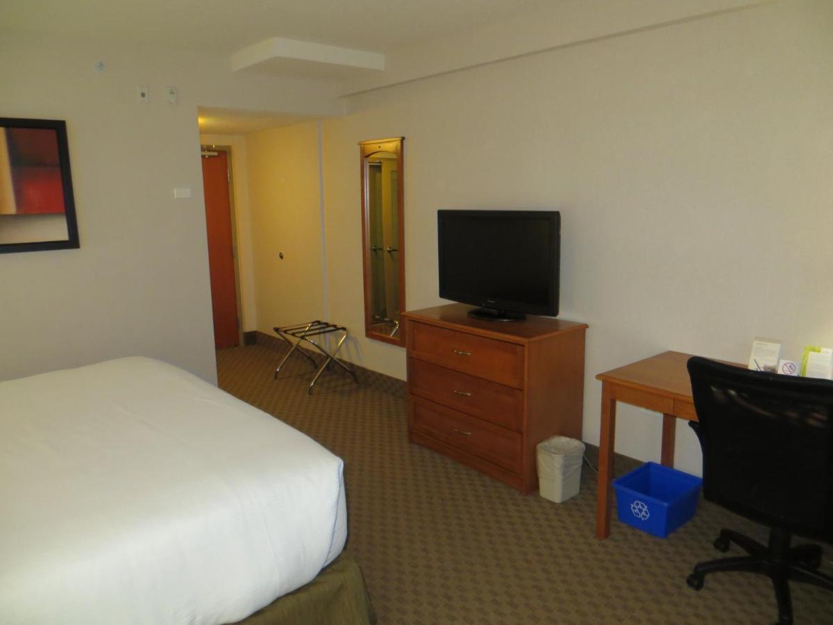 Ramada By Wyndham Edmonton South Otel Oda fotoğraf