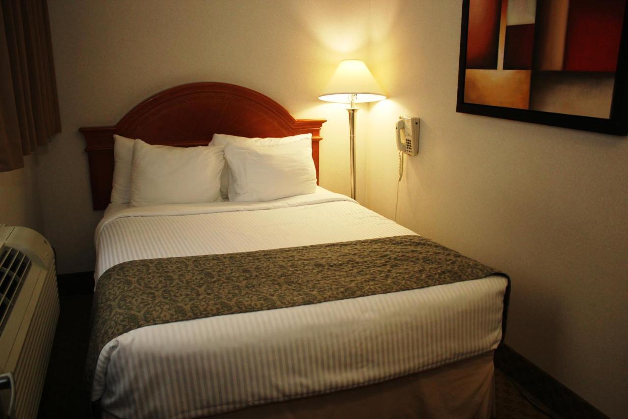 Ramada By Wyndham Edmonton South Otel Dış mekan fotoğraf